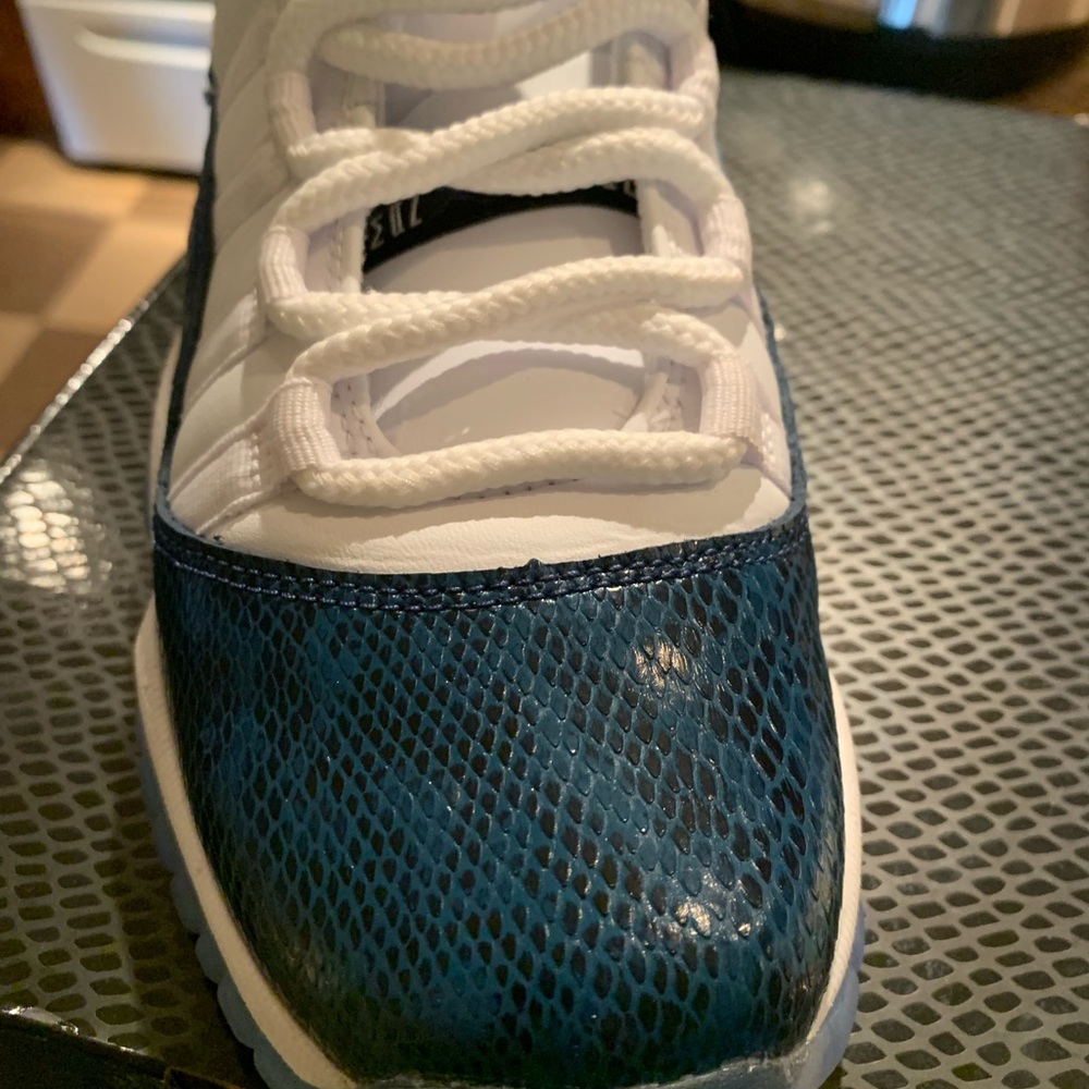 Air Jordan 11 Retro Low LE GS - Picture 2 of 3